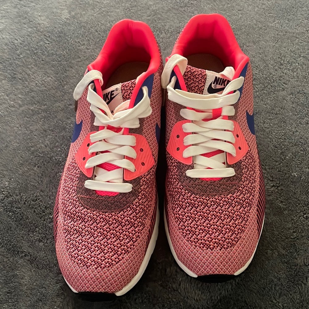 Vibrant style almost new Nike Air Max’s